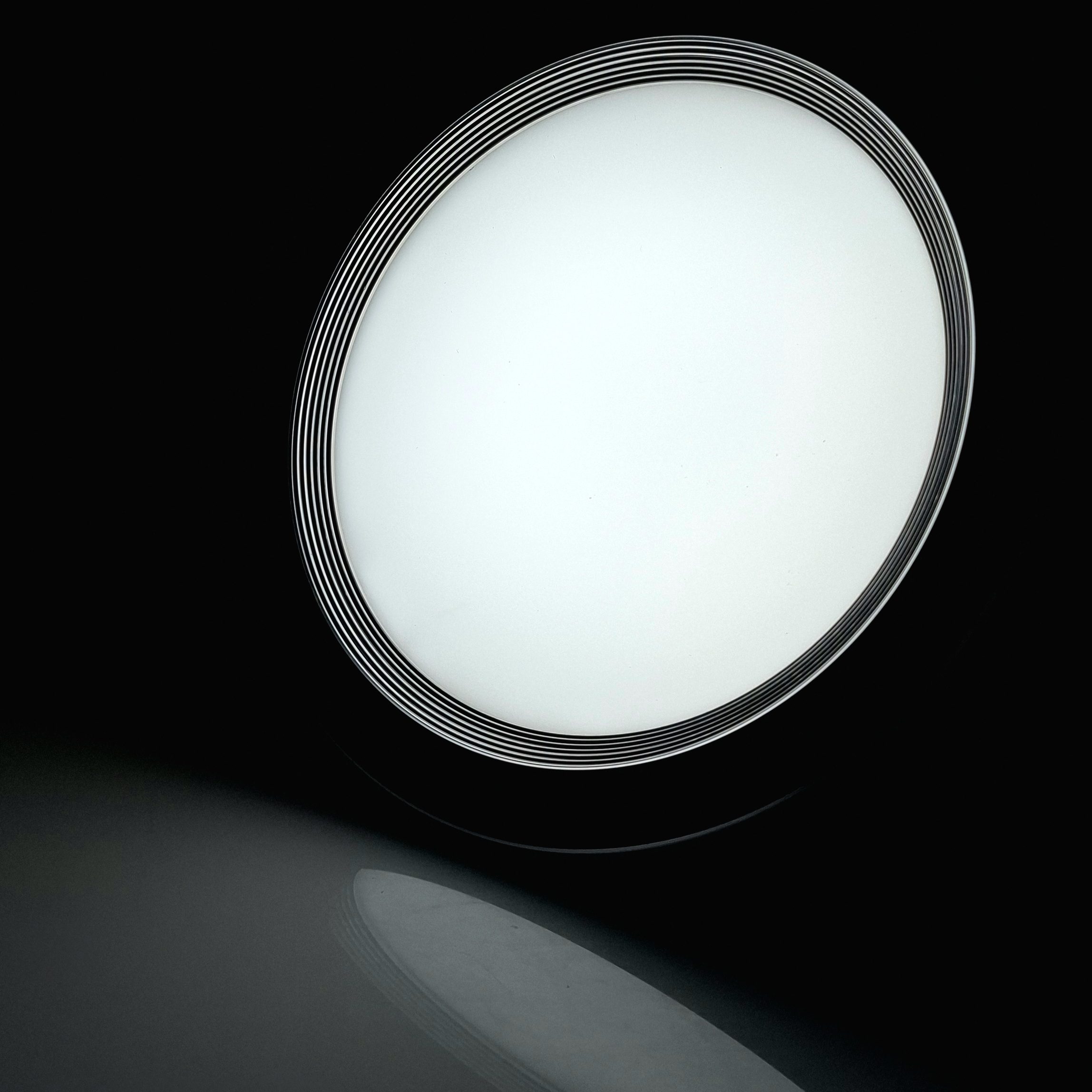 BALA DECORATIVA 18W NEGRO+SATIN INC LUZ BLANCA ENCENDIDA