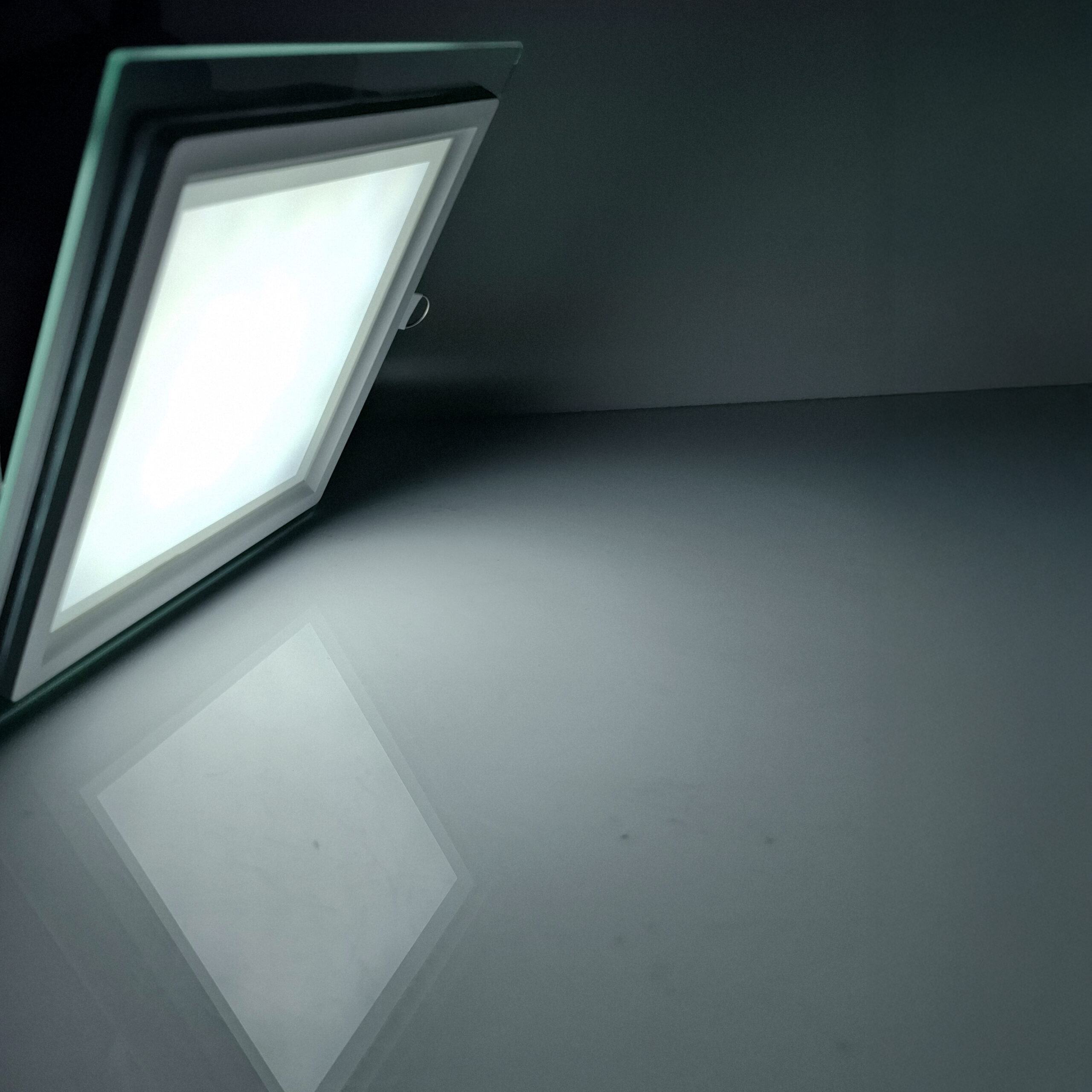 PANEL LED 24W BORDE VIDRIO CUADRADO INC BLANCO LUZ TRICOLOR