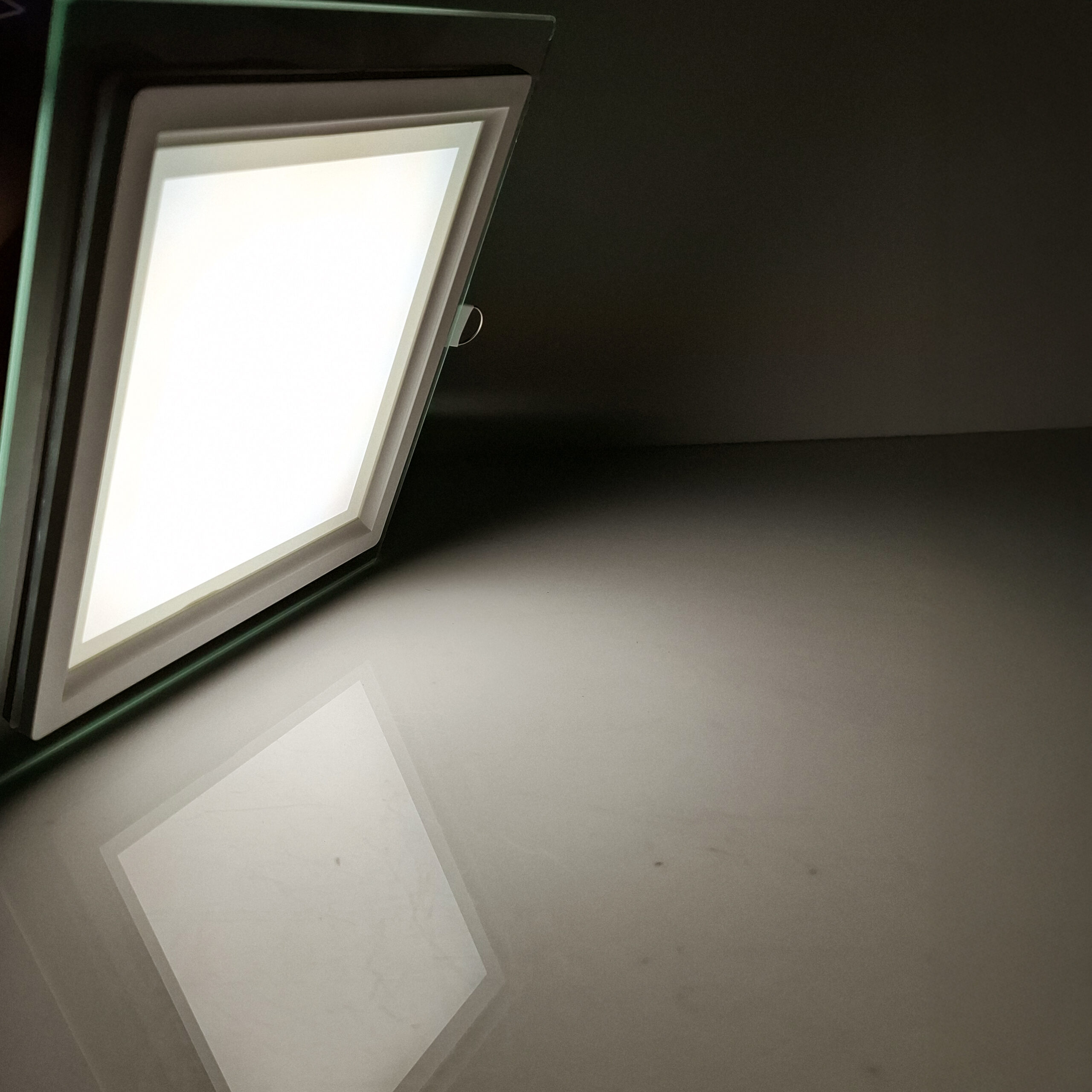 PANEL LED 24W BORDE VIDRIO CUADRADO INC BLANCO LUZ TRICOLOR