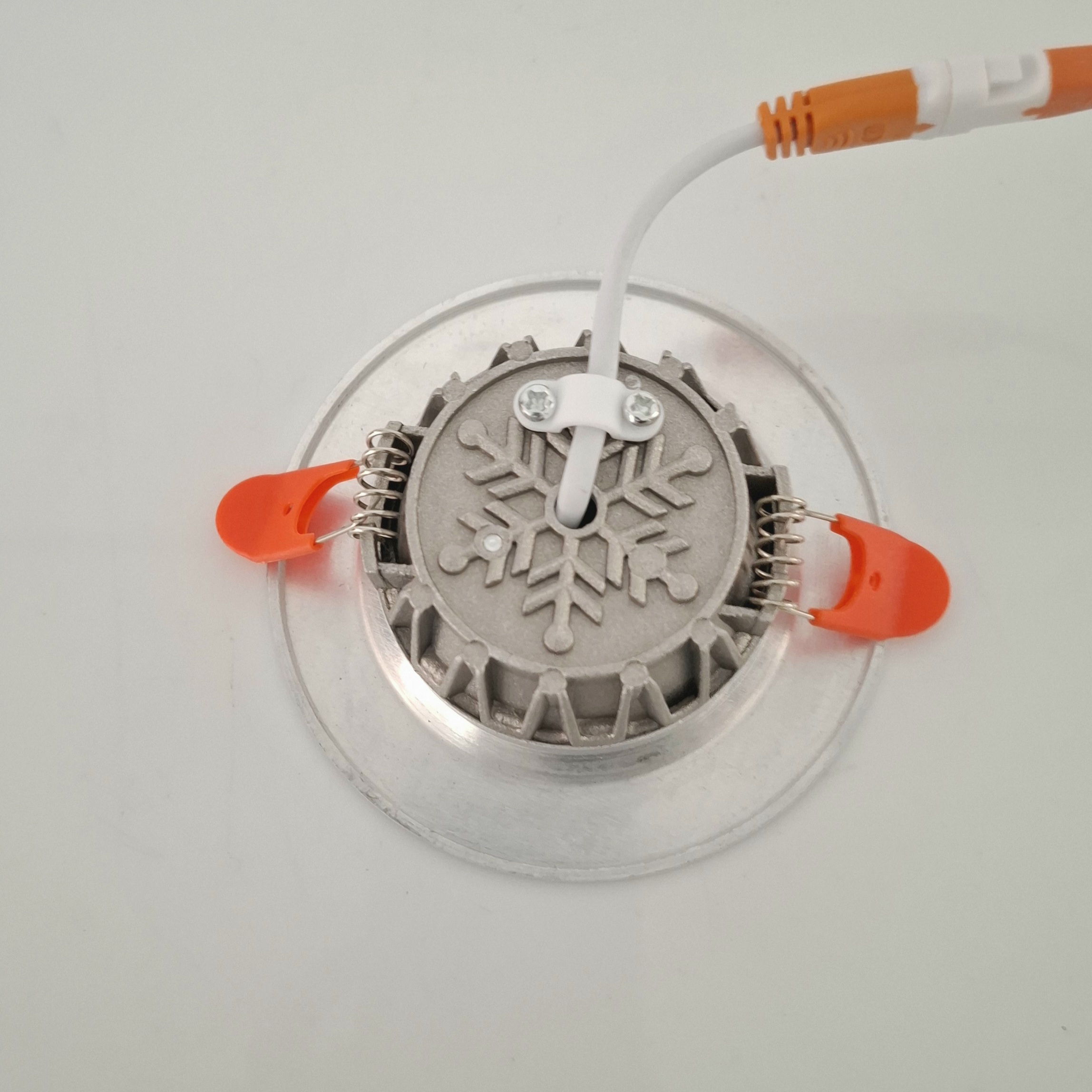 BALA DECORATIVA 6W SATIN DE INCRUSTAR LUZ CALIDA 3